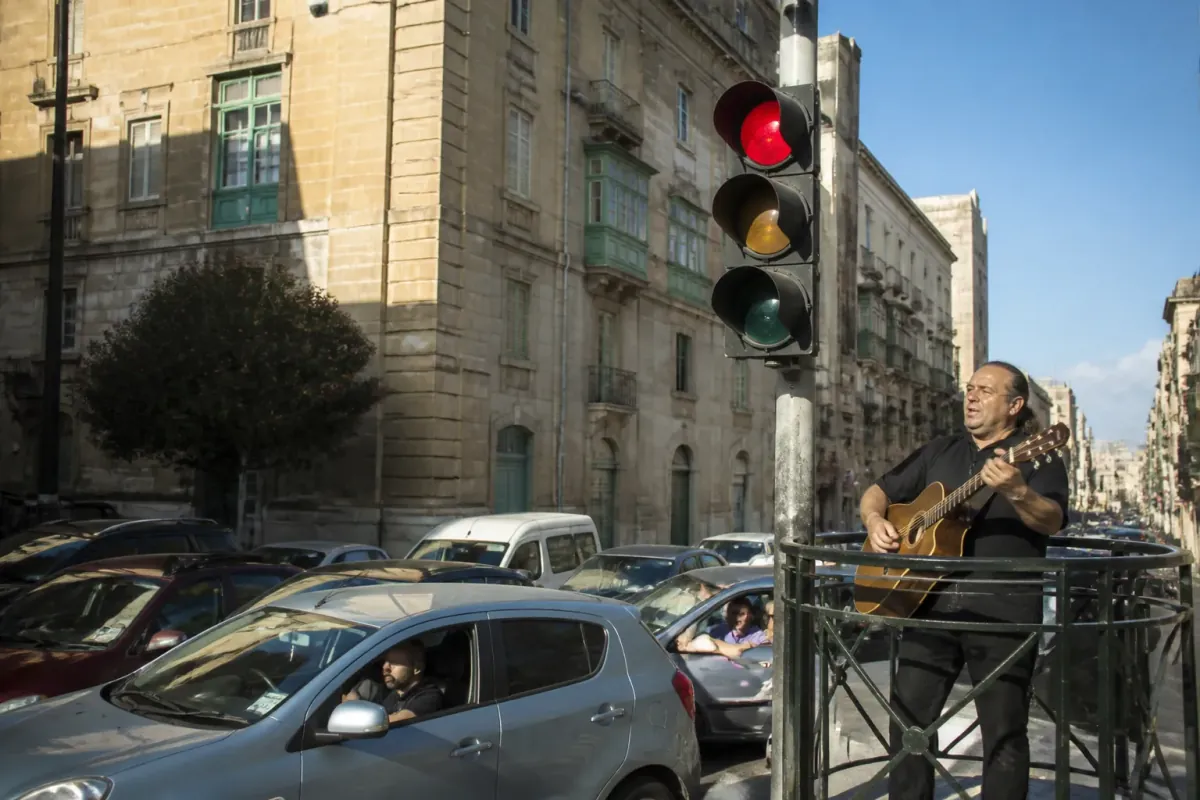 Government Plans to Replace Traffic Lights with Għana Singers to Curb Road Rage